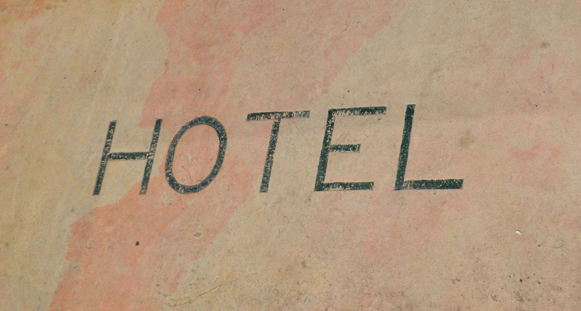 Hotel Du Commerce Pont-Saint-Esprit Eksteriør billede